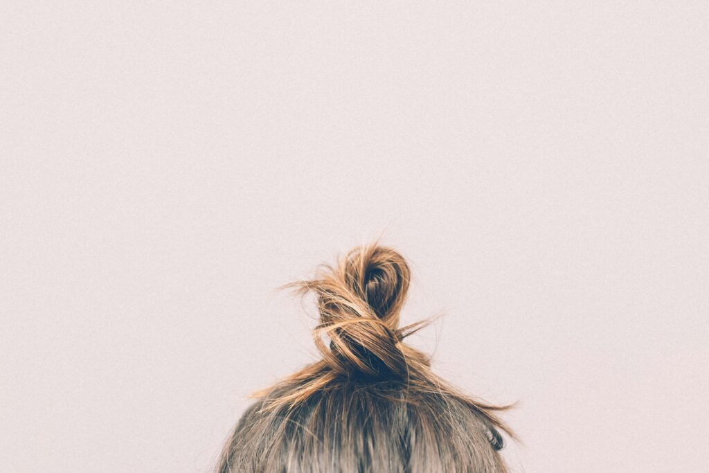 perte-cheveux-femme-hormonale-solutions-naturelles